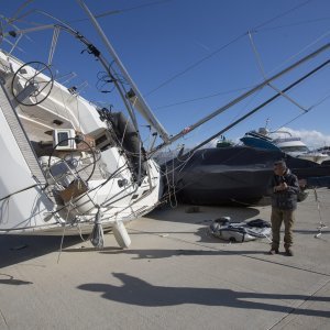 Split: Orkanska bura prevrnula je brodice i jedrilice u lučici Spinut