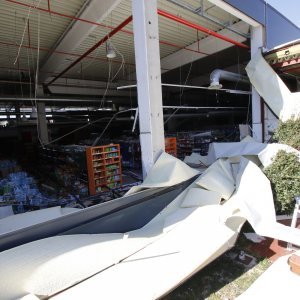 Olujna bura uništila je zid na Super Konzumu u Makarskoj