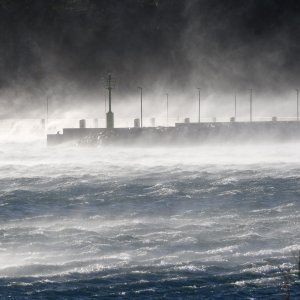 Makarska: Orkanska bura stvara smetnje u prometu i uzrokuje materijalnu štetu