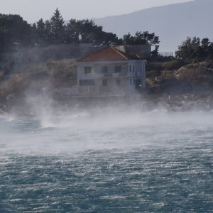 Makarska: Orkanska bura stvara smetnje u prometu i uzrokuje materijalnu štetu