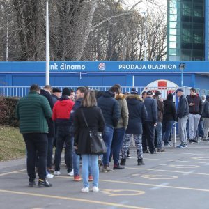 Navijači čekaju na ulaznice u Maksimiru