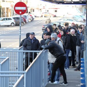 Navijači čekaju na ulaznice u Maksimiru