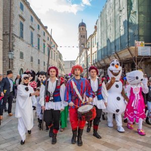 Dubrovnik: Maškarana povorka djece i roditelja preko Straduna
