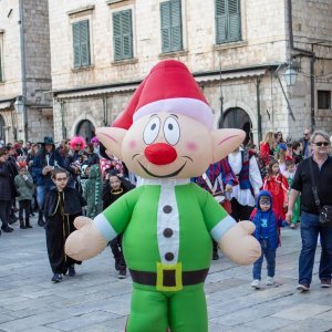 Dubrovnik: Maškarana povorka djece i roditelja preko Straduna