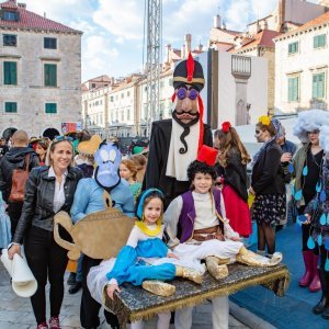 Dubrovnik: Maškarana povorka djece i roditelja preko Straduna