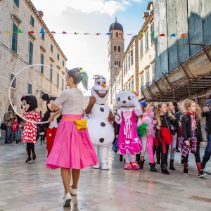 Dubrovnik: Maškarana povorka djece i roditelja preko Straduna