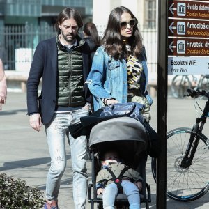 Mihael Mikić i Ljupka Gojić Mikić s kćerkicom prošetali Cvjetnim trgom