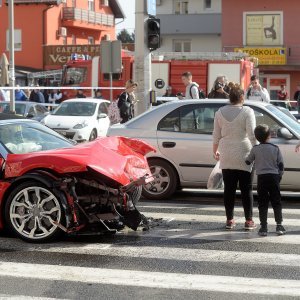 Prometna nesreca na krizanju Avenije Dubrava i Kapucinske ulice