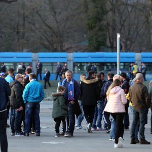 Navijači Dinama ispred stadiona