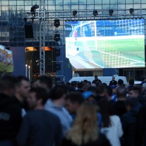 Navijači ispred stadiona