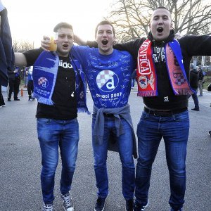 Dinamovi navijači zagrijavaju se pred Benficu
