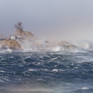 Orkanska bura u Makarskoj