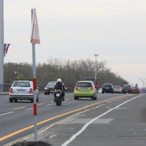 Zagreb: Postavljanje signalizacije uoči početka sanacije Mosta slobode