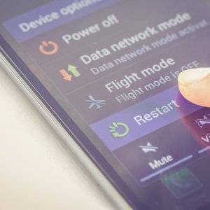 Ponovno pokrenite telefon najmanje tri puta tjedno