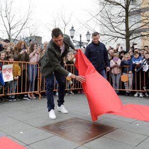 Slavonski Brod - Mandžukić, Olić i Rakitić dobili spomen ploče