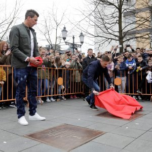 Slavonski Brod - Mario Mandžukić, Ivica Olić i Ivan Rakitić dobili su spomen ploče na gradskom korzu