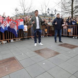 Slavonski Brod - Mario Mandžukić, Ivica Olić i Ivan Rakitić dobili su spomen ploče na gradskom korzu