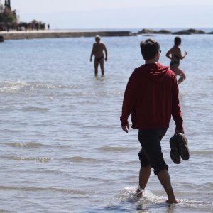 Split: Sunčani dan građani i turisti iskoristili za uživanje na Bačvicama