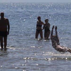 Split: Sunčani dan građani i turisti iskoristili za uživanje na Bačvicama