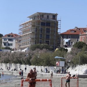 Split: Sunčani dan građani i turisti iskoristili za uživanje na Bačvicama