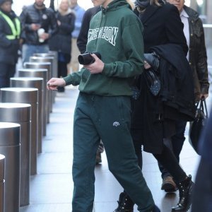 Sophie Turner u Louis Vuitton papučama