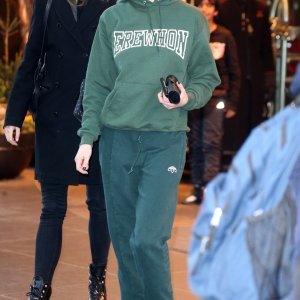 Sophie Turner u Louis Vuitton papučama