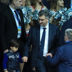 Premijer Andrej Plenković sa sinom s tribina pratio utakmicu Mađarska - Hrvatska