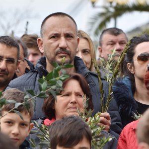 Saborski zastupnik Hrvoje Zekanović sa suprugom na procesiji u Šibeniku
