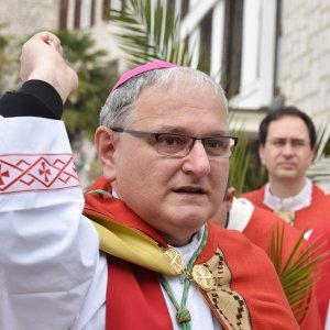 Šibenik: Biskup Tomislav Rogić u procesiji na Cvjetnicu blagoslovio maslinove grančice