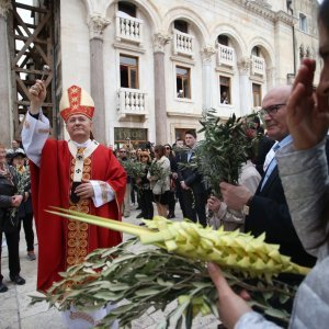Split: Na Peristilu blagoslovljene grančnice i održana misa na Cvjetnicu