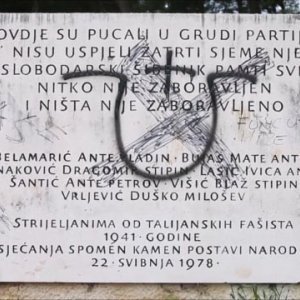 Nacistički i ustaški simboli na spomeniku antifašistima u Šibeniku još uvijek nisu uklonjeni