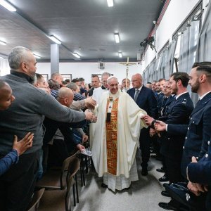 Papa Franjo tradicionalno na Veliki četvrtak oprao noge zatvorenicima
