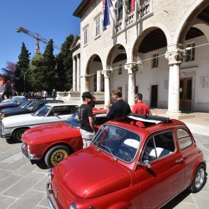 Pula: Izložba oldtimera na Forumu