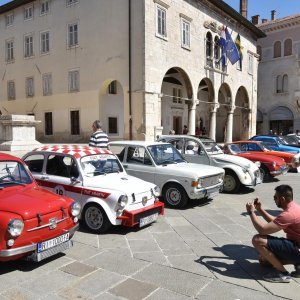 Pula: Izložba oldtimera na Forumu