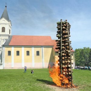 Paljenje uskrne vuzmice u općini Gradac