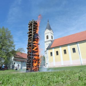 Paljenje uskrne vuzmice u općini Gradac