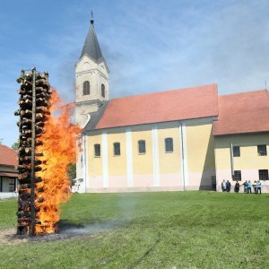 Paljenje uskrne vuzmice u općini Gradac