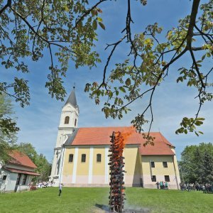 Paljenje uskrne vuzmice u općini Gradac