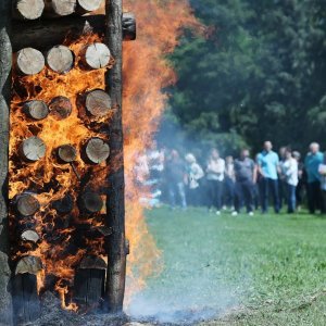 Paljenje uskrne vuzmice u općini Gradac