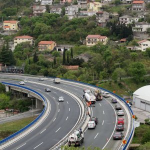 Zaustavljena cisterna na vijaduktu Svilno