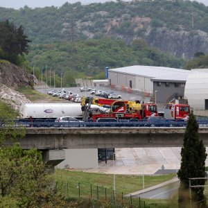 Zaustavljena cisterna na vijaduktu Svilno