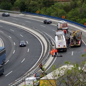 Zaustavljena cisterna na vijaduktu Svilno