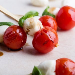 Ražnjići od mozzarelle, rajčice i bosiljka