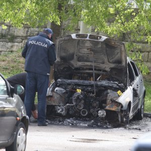 Tijekom noći u Zvonimirovoj ulici izgorio BMW