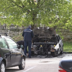 Tijekom noći u Zvonimirovoj ulici izgorio BMW