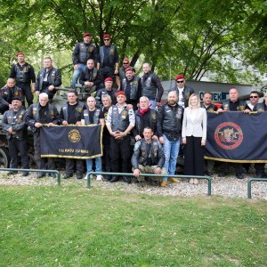Motociklisti branitelji kod spomenika Crvenom fići u Osijeku