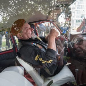 Motociklisti branitelji kod spomenika Crvenom fići u Osijeku