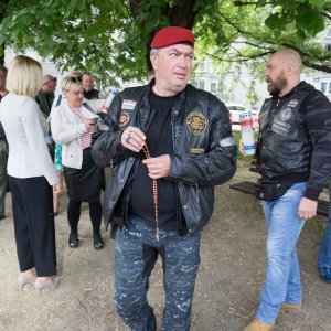 Motociklisti branitelji kod spomenika Crvenom fići u Osijeku