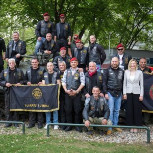 Motociklisti branitelji kod spomenika Crvenom fići u Osijeku