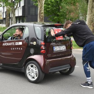 Tomislav Lubenjak obara Guinnessov rekord u guranju automobila na 100 kilometara